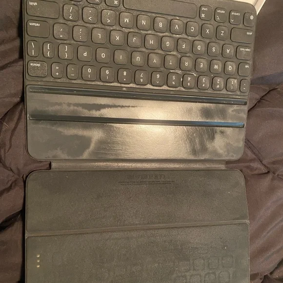 iPad Air(4th generation)
Apple Pencil (2nd generation)
iPad Smart Keyboard folio - Picture 2 of 5